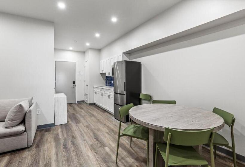 מיטת קינג בסוויטה, Seaport Suites