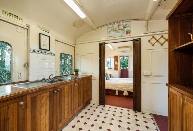 חדר משפחתי, Carriageway Retreat Unique Red Rattler Carriages And Units