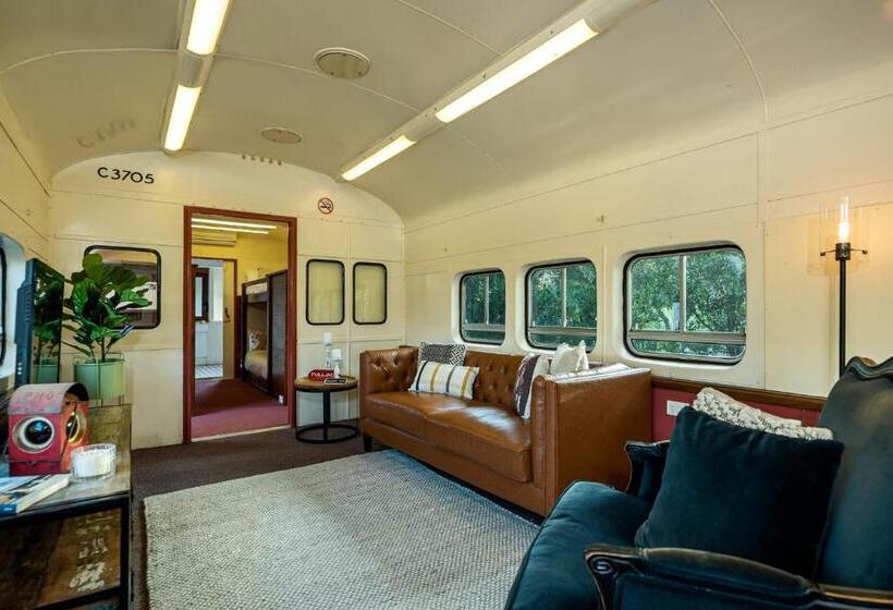 חדר משפחתי, Carriageway Retreat Unique Red Rattler Carriages And Units