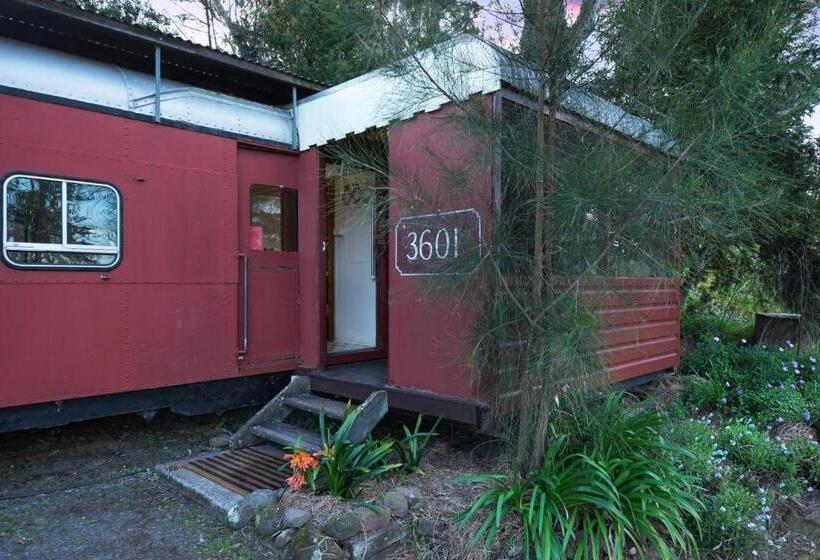 חדר משפחתי, Carriageway Retreat Unique Red Rattler Carriages And Units