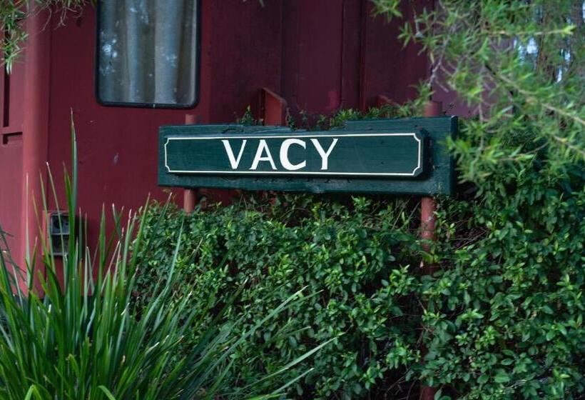 חדר משפחתי, Carriageway Retreat Unique Red Rattler Carriages And Units