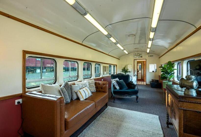 חדר משפחתי, Carriageway Retreat Unique Red Rattler Carriages And Units