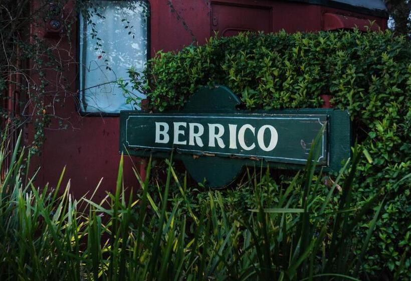 חדר משפחתי, Carriageway Retreat Unique Red Rattler Carriages And Units