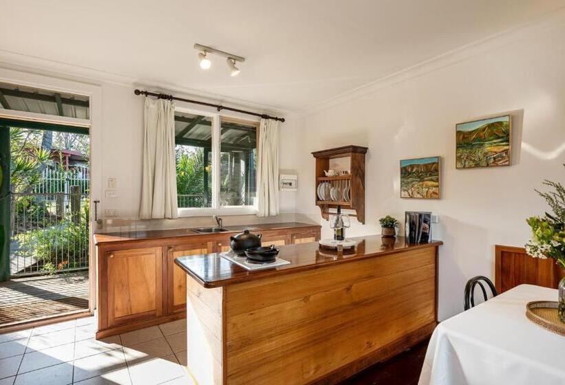 חדר סטנדרט עם מרפסת, Carriageway Retreat Unique Red Rattler Carriages And Units