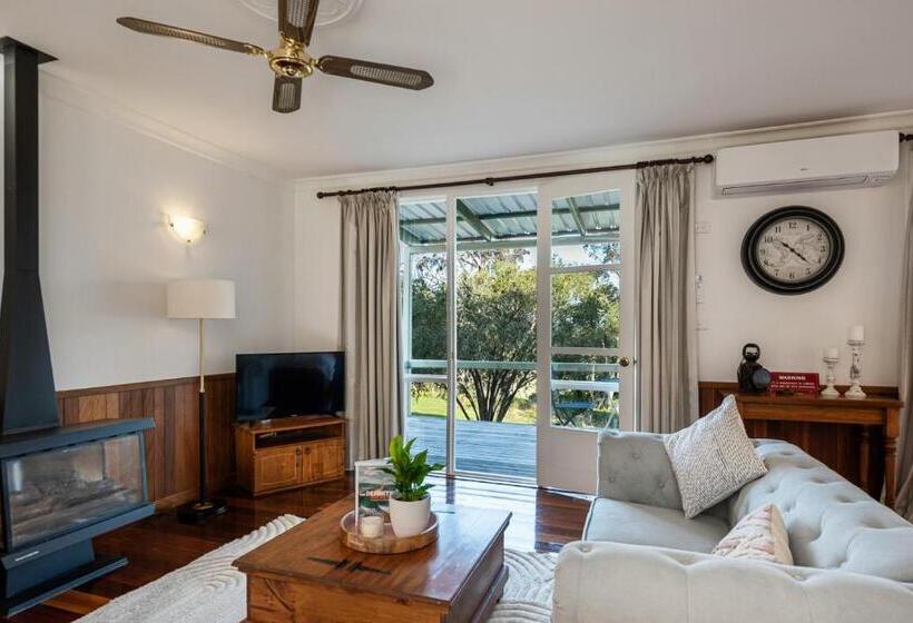 חדר סטנדרט עם מרפסת, Carriageway Retreat Unique Red Rattler Carriages And Units