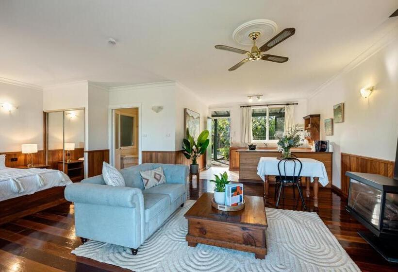 חדר סטנדרט עם מרפסת, Carriageway Retreat Unique Red Rattler Carriages And Units