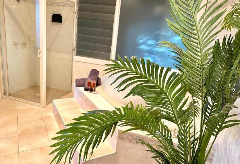 חדר סטנדרט עם מרפסת, Carriageway Retreat Unique Red Rattler Carriages And Units