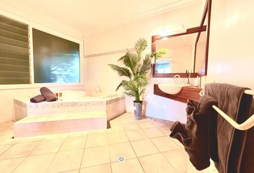 חדר סטנדרט עם מרפסת, Carriageway Retreat Unique Red Rattler Carriages And Units