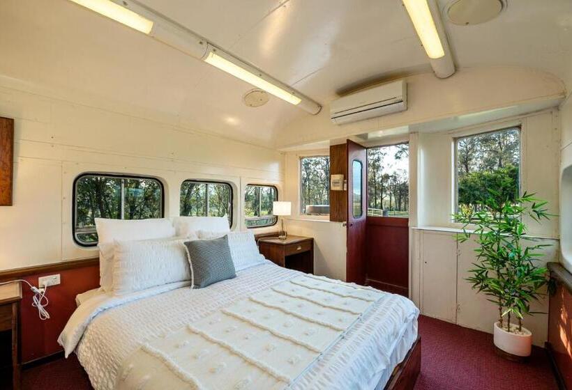 חדר משפחתי, Carriageway Retreat Unique Red Rattler Carriages And Units