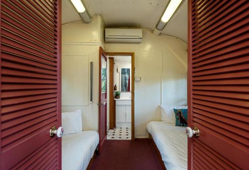 חדר משפחתי, Carriageway Retreat Unique Red Rattler Carriages And Units