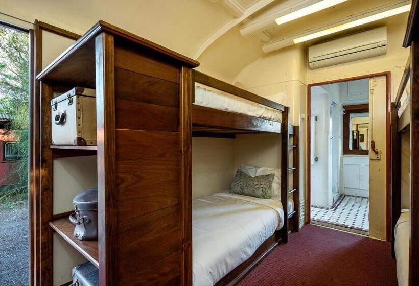 חדר משפחתי, Carriageway Retreat Unique Red Rattler Carriages And Units