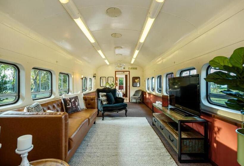 חדר משפחתי, Carriageway Retreat Unique Red Rattler Carriages And Units