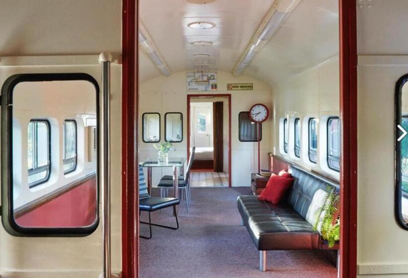 חדר משפחתי, Carriageway Retreat Unique Red Rattler Carriages And Units