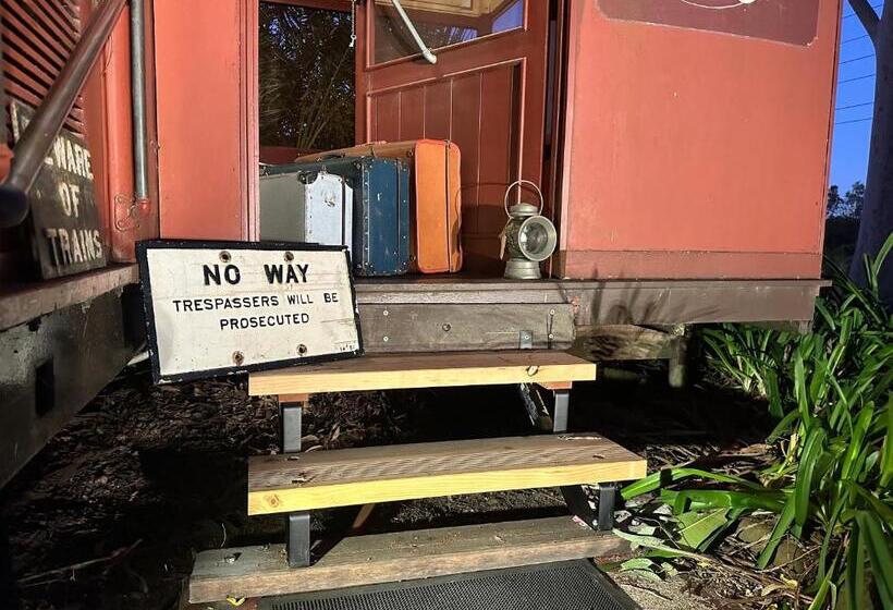 חדר משפחתי, Carriageway Retreat Unique Red Rattler Carriages And Units