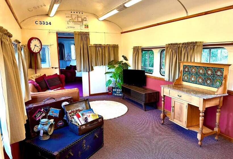 חדר משפחתי, Carriageway Retreat Unique Red Rattler Carriages And Units