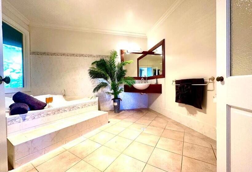 חדר סטנדרט עם מרפסת, Carriageway Retreat Unique Red Rattler Carriages And Units