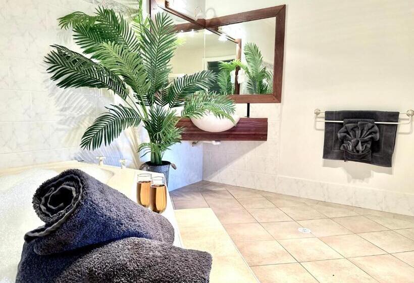 חדר סטנדרט עם מרפסת, Carriageway Retreat Unique Red Rattler Carriages And Units