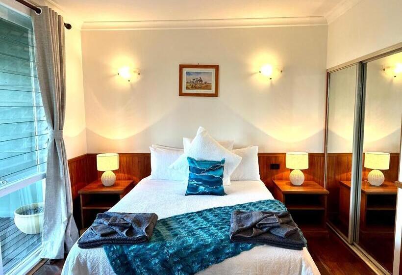 חדר סטנדרט עם מרפסת, Carriageway Retreat Unique Red Rattler Carriages And Units