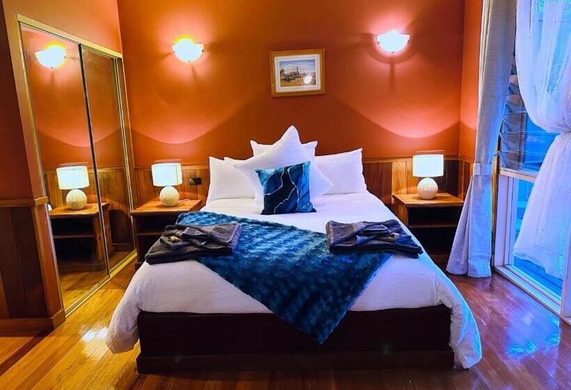 חדר סטנדרט עם מרפסת, Carriageway Retreat Unique Red Rattler Carriages And Units