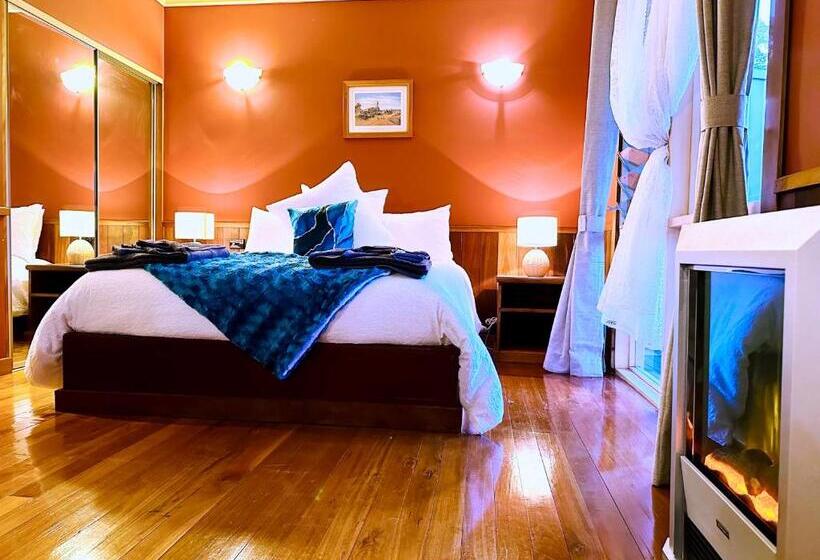 חדר סטנדרט עם מרפסת, Carriageway Retreat Unique Red Rattler Carriages And Units