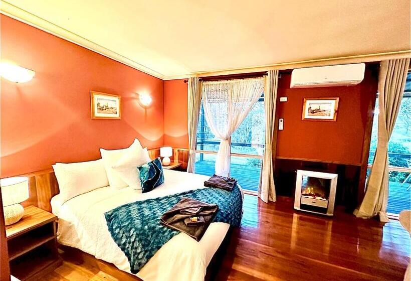 חדר סטנדרט עם מרפסת, Carriageway Retreat Unique Red Rattler Carriages And Units