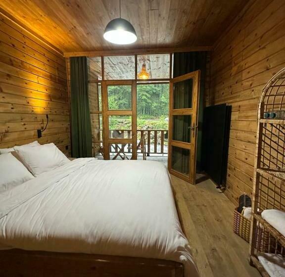 غرفة قياسية مزوَّدة بشُرفة, Moi