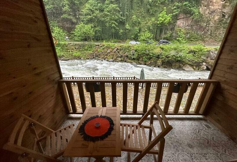 غرفة قياسية مزوَّدة بشُرفة, Moi