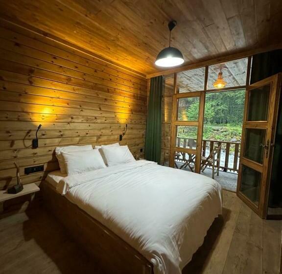 غرفة قياسية مزوَّدة بشُرفة, Moi