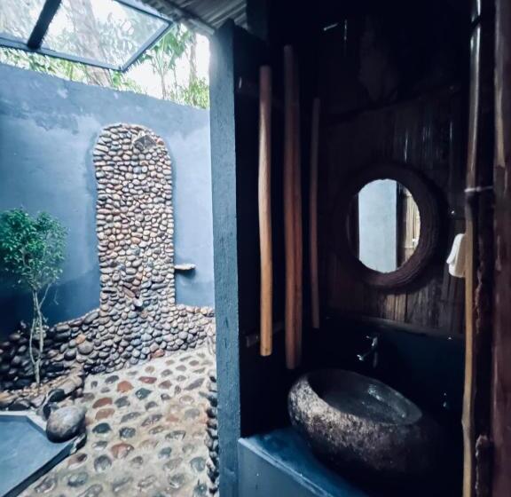 חדר משפחתי, Fab   Bamboo Hut With Open Shower