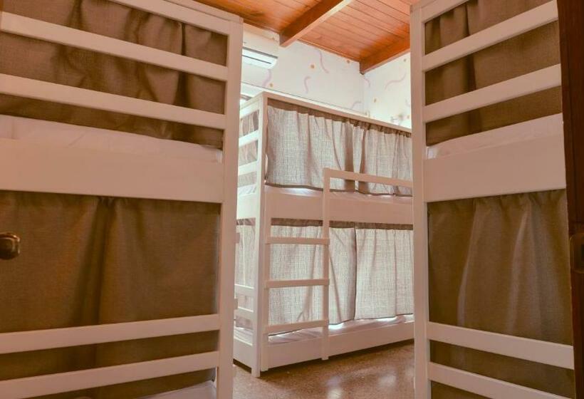 تختخواب در اتاق مشترک, Macarena Hostel