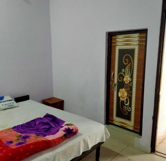 トリプルクラシックルーム, Oyo 81226  Blue Moon