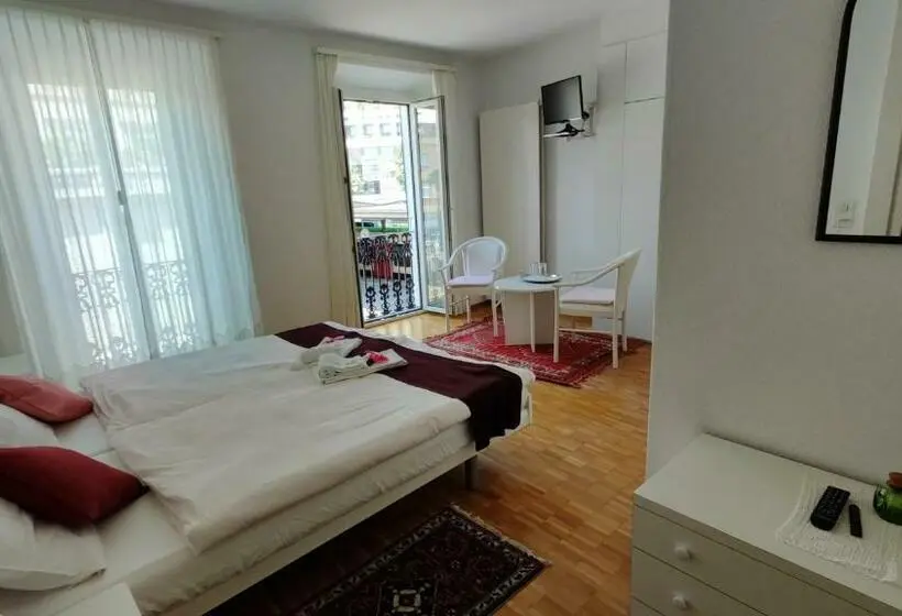 Habitació Estàndard, Scaletta