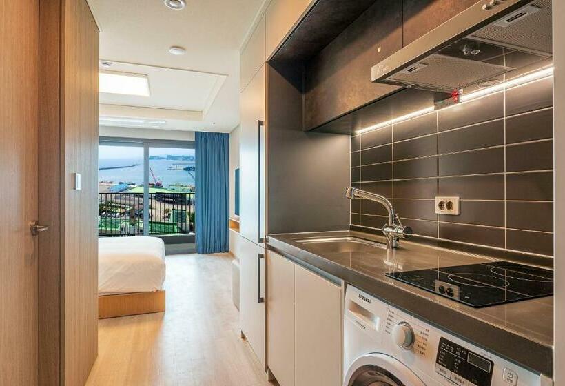 Номер Deluxe Вид на Море Боковой, Sokcho I Park Suite Hotel & Residence