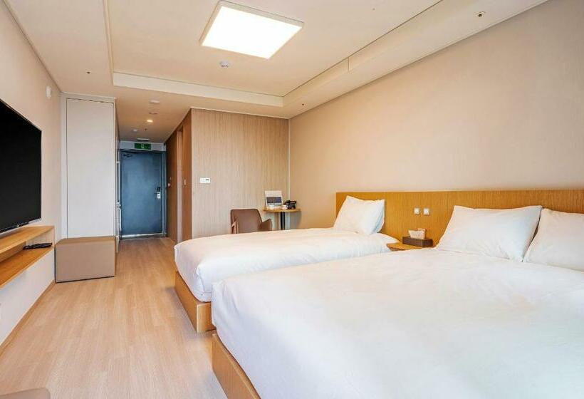 Номер Deluxe Вид на Море Боковой, Sokcho I Park Suite Hotel & Residence