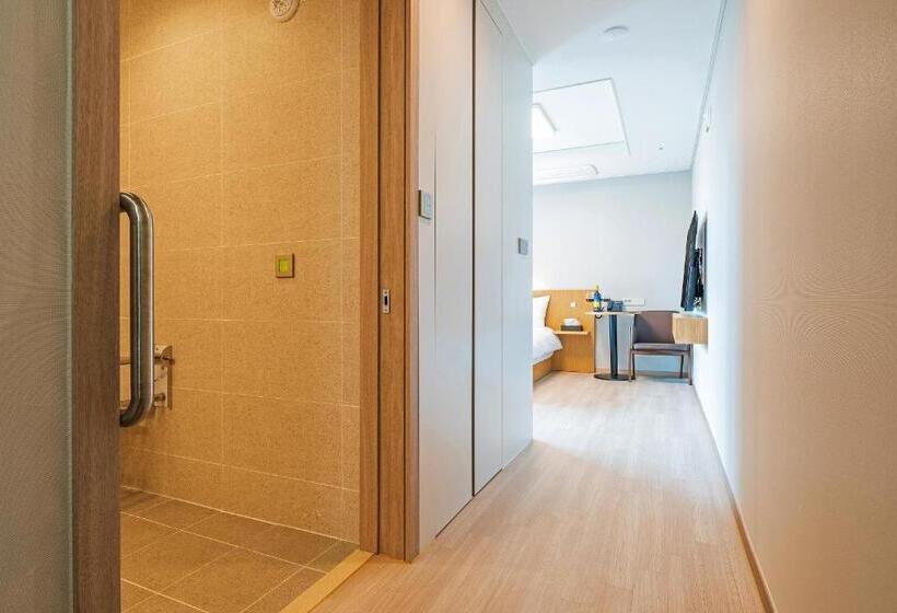 Номер Deluxe Вид на Море Боковой, Sokcho I Park Suite Hotel & Residence