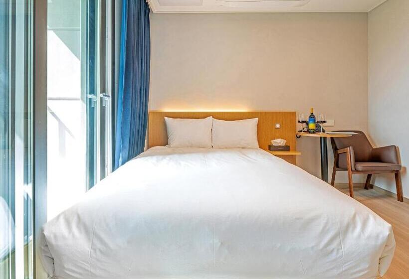 Номер Deluxe Вид на Море Боковой, Sokcho I Park Suite Hotel & Residence