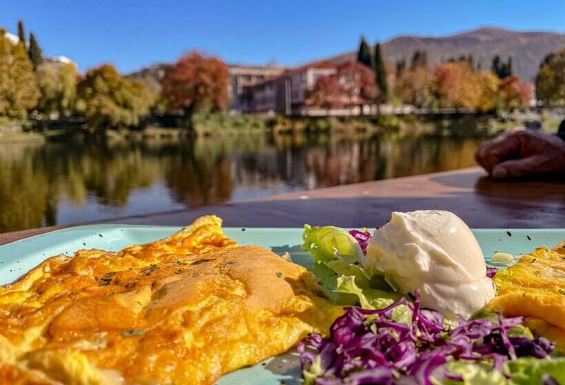 اتاق لوکس با بالکن, Restoran Humsko