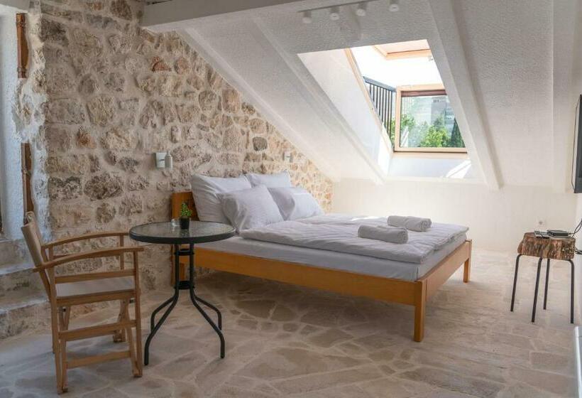 اتاق لوکس با بالکن, Restoran Humsko