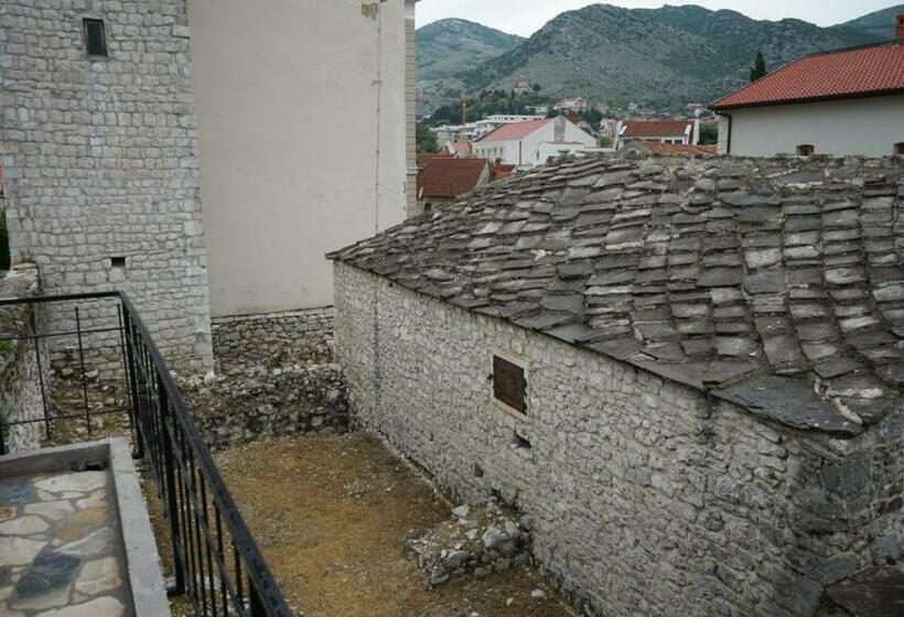 اتاق لوکس با بالکن, Restoran Humsko