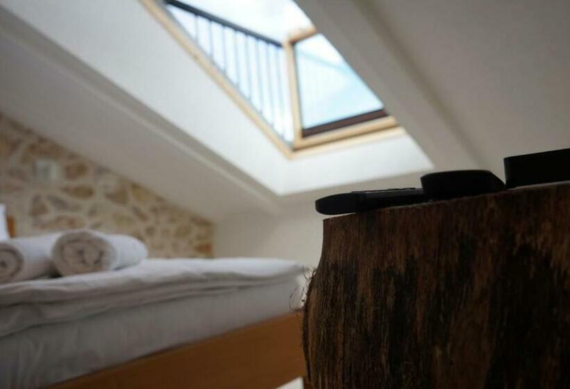 اتاق لوکس با بالکن, Restoran Humsko