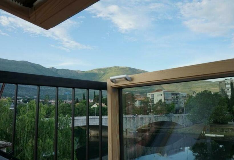 اتاق لوکس با بالکن, Restoran Humsko