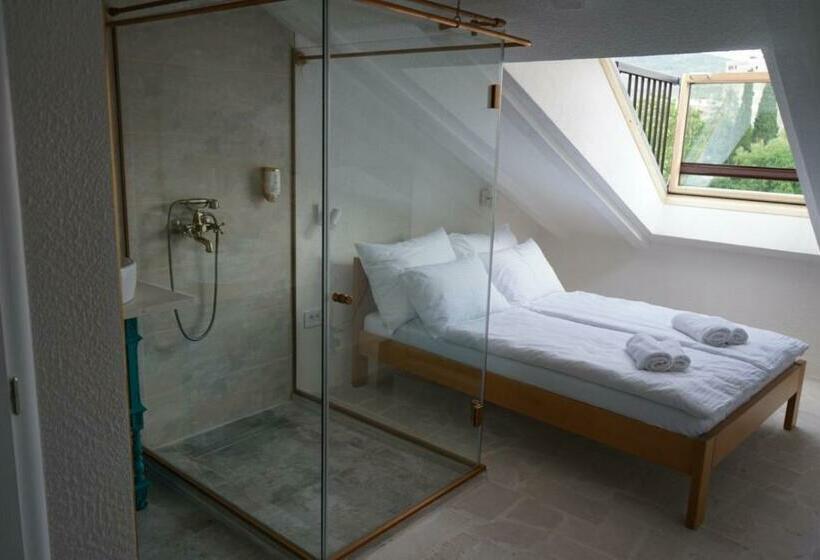 اتاق استاندارد, Restoran Humsko