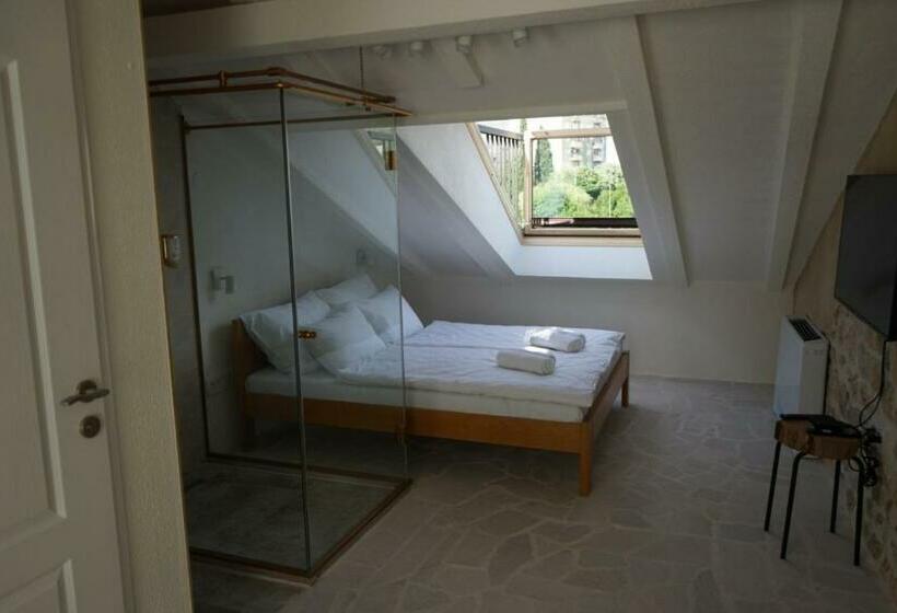 اتاق لوکس با بالکن, Restoran Humsko