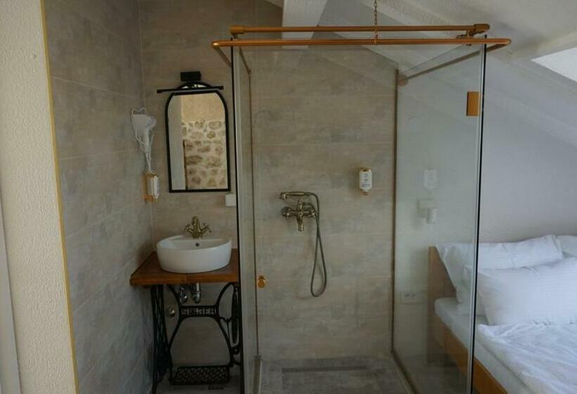 اتاق لوکس با بالکن, Restoran Humsko