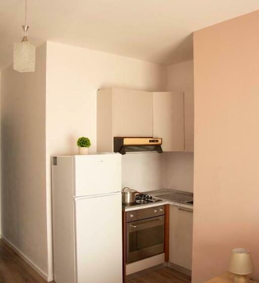 سوییت با چشمانداز دریا, Wave Beachfront Apartments