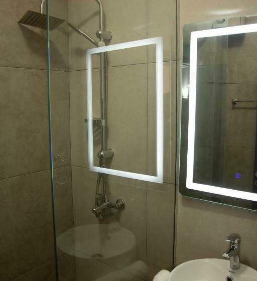 سوییت با چشمانداز دریا, Wave Beachfront Apartments