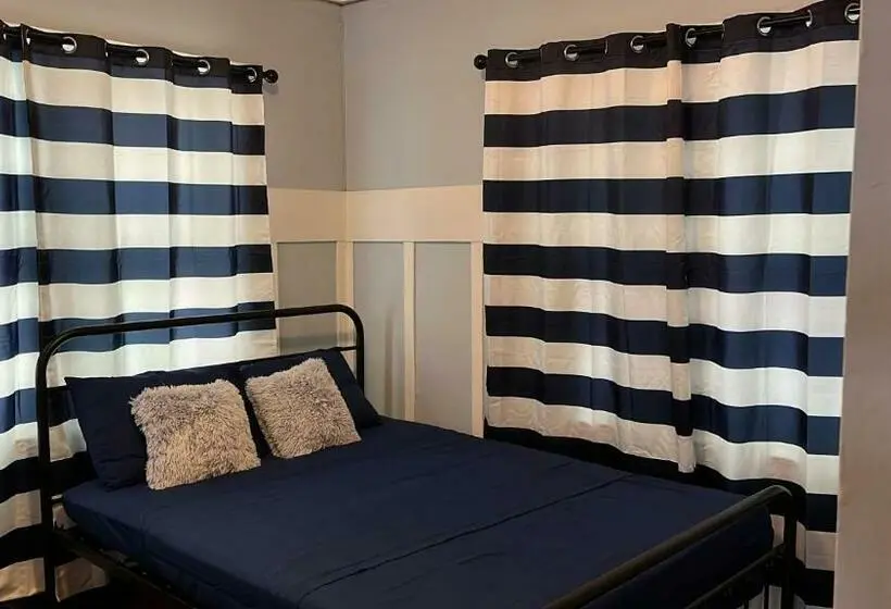 اتاق اکونومی, Blue Little Havana