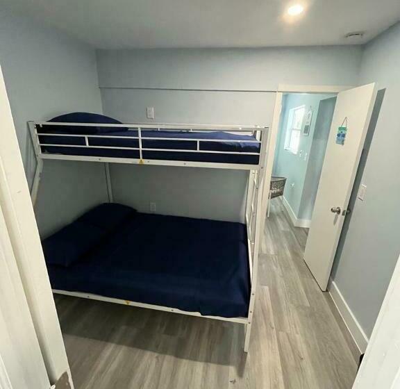 חדר אקונומי, Blue Little Havana