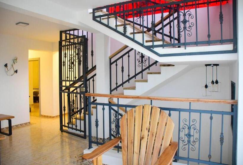 اتاق لوکس با بالکن, Hostal Marina Samana