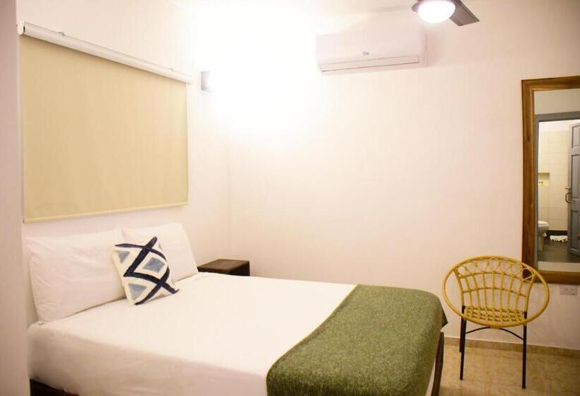 اتاق لوکس با بالکن, Hostal Marina Samana